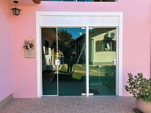 Exterior detail - Guest house 700 meters from Moçambique beach and 500 meters from the state park. (Florianópolis)