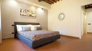 2 Schlafzimmer, Bügeleisen/Bügelbrett