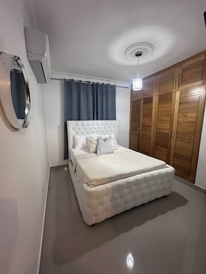 Room - 2BR Apt Near Homs & Airport w Parking w Wifi (Santiago de los Caballeros)