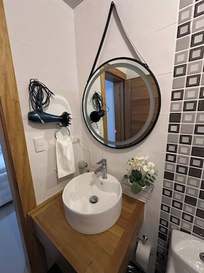 Bathroom - 2BR Apt Near Homs & Airport w Parking w Wifi (Santiago de los Caballeros)