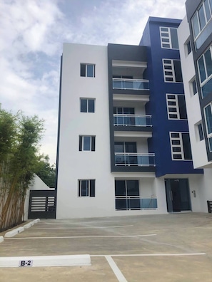 Exterior - 2BR Apt Near Homs & Airport w Parking w Wifi (Santiago de los Caballeros)