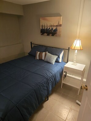 Escritorio, tabla de planchar con plancha, wifi gratis y ropa de cama 