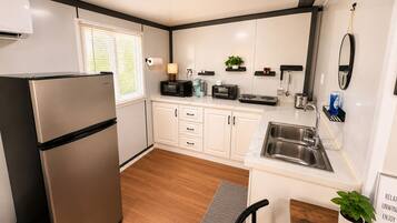 Coffee/tea maker, fridge, microwave, oven