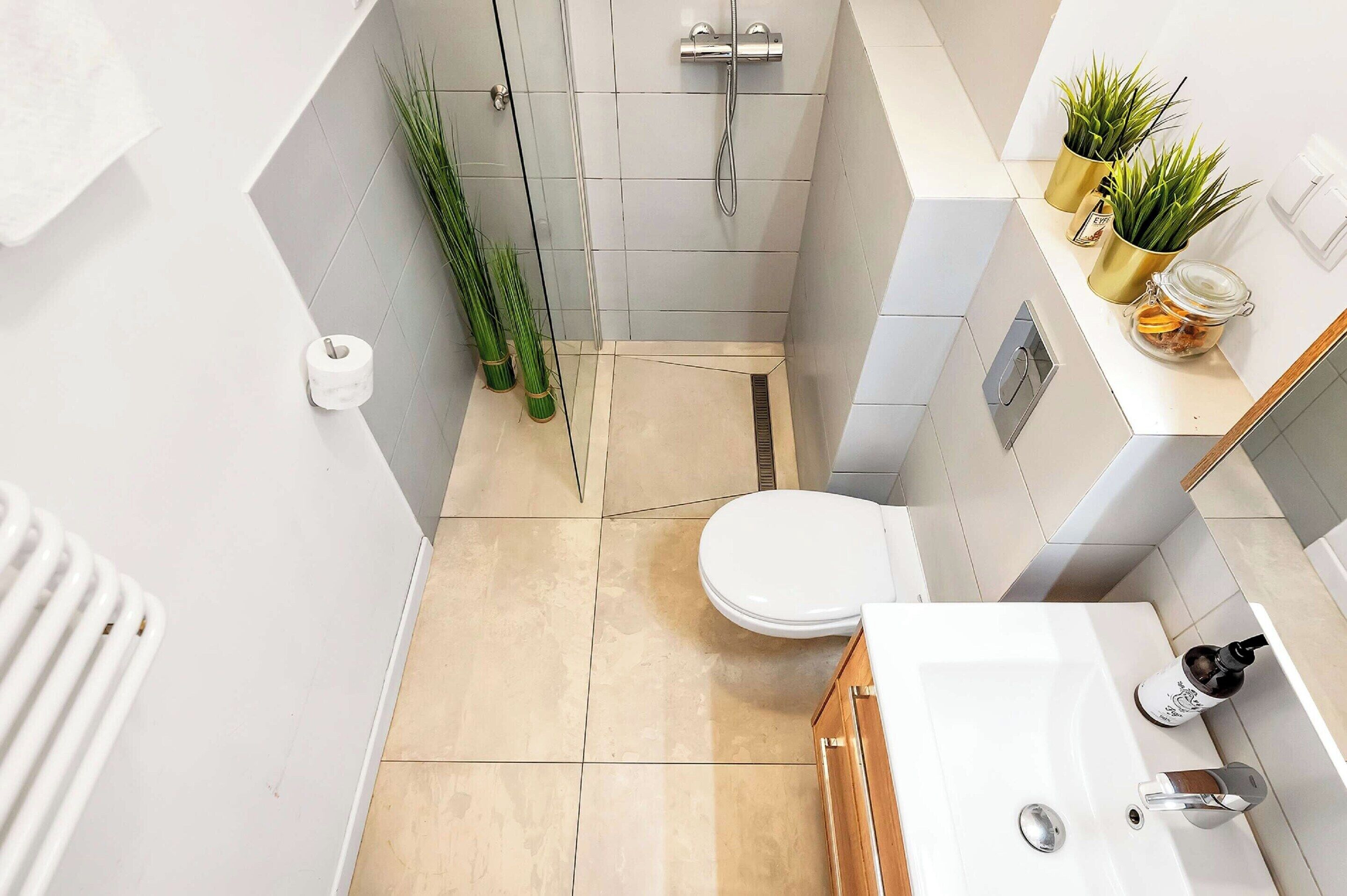 Un baño pequeño con inodoro, ducha y lavamanos.