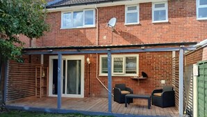 Terrace/patio - Modern 3BR Home with Free Parking | Sleeps 6 | Family & Business Friendly (Bracknell)