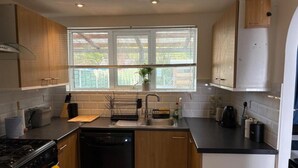 Private kitchen - Modern 3BR Home with Free Parking | Sleeps 6 | Family & Business Friendly (Bracknell)