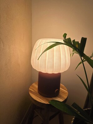 En lampa med en räfflad fot placerad på en träpall.