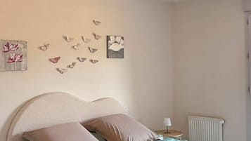 1 dormitori, planxa i posts de planxar, wifi gratuïta i roba de llit
