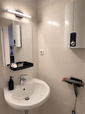 Shower, hair dryer, towels, soap - Boutique Apartment im Herzen von Essen (Essen)
