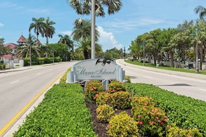 Ein Wegweiser für die Stadt Marco Island mit einer freundlichen Botschaft und einer Grafik eines Adlers.