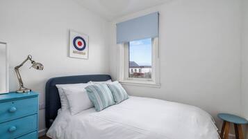Iron/ironing board, Internet, bed sheets