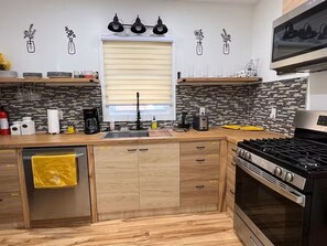 Private kitchen - Trendy in Tremont, Cleveland - Lower (Cleveland)