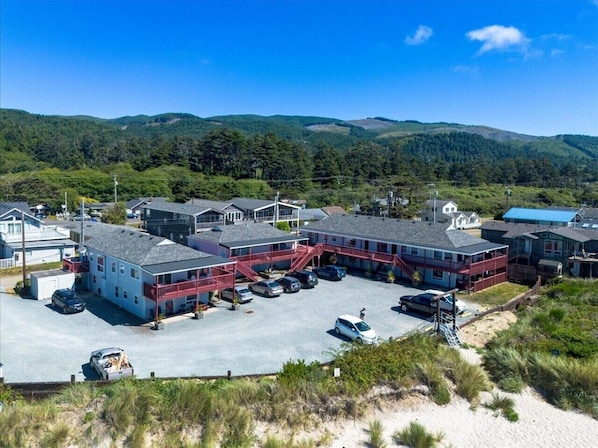 Exterior - Sunset View| Oceanview Condo steps from the beach (Rockaway Beach)