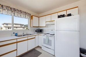 Private kitchen - Sunset View| Oceanview Condo steps from the beach (Rockaway Beach)