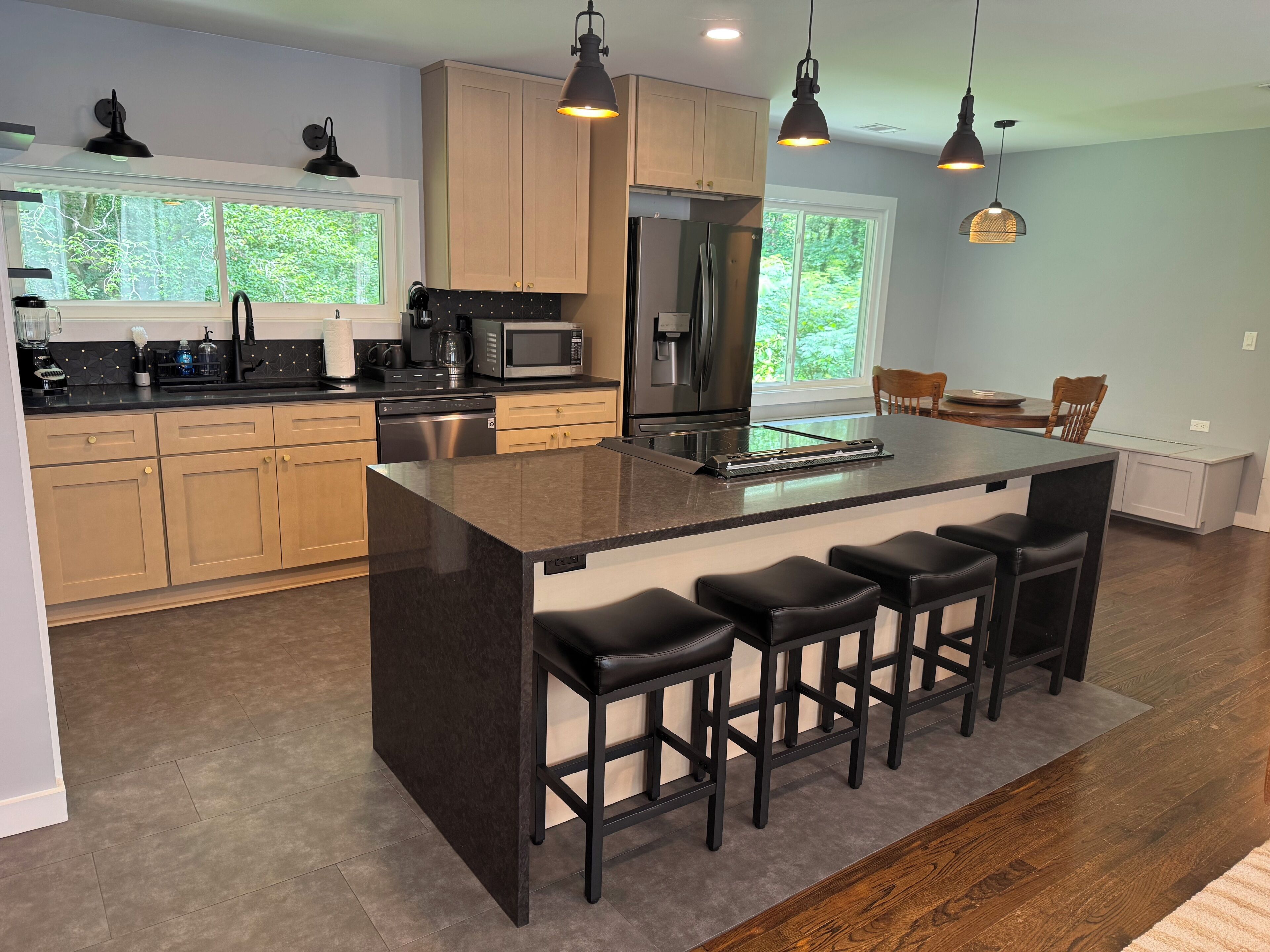 Coffee/tea maker, fridge, microwave, oven
