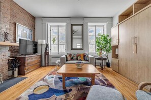Living area - Vrbo Property (Québec)