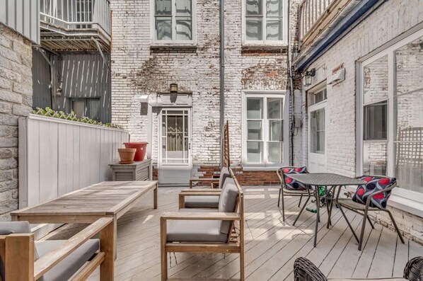 Outdoor dining - Vrbo Property (Québec)
