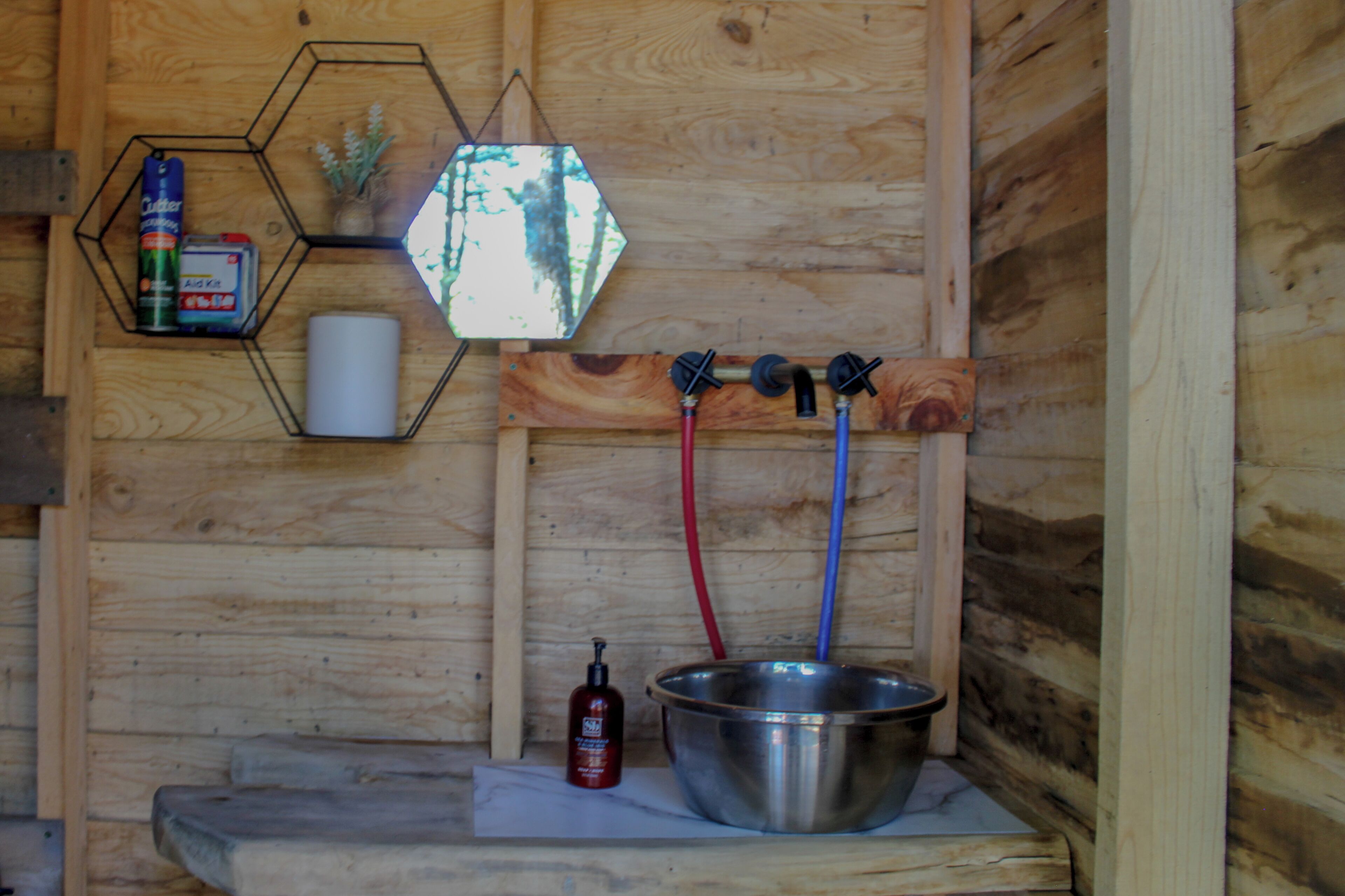 Cabin có tầm nhìn toàn cảnh, 1 phòng ngủ, bếp nhỏ, quang cảnh núi | Phòng tắm | Buồng tắm v òi sen, đồ dùng nhà tắm thân thiện với môi trường, khăn tắm 