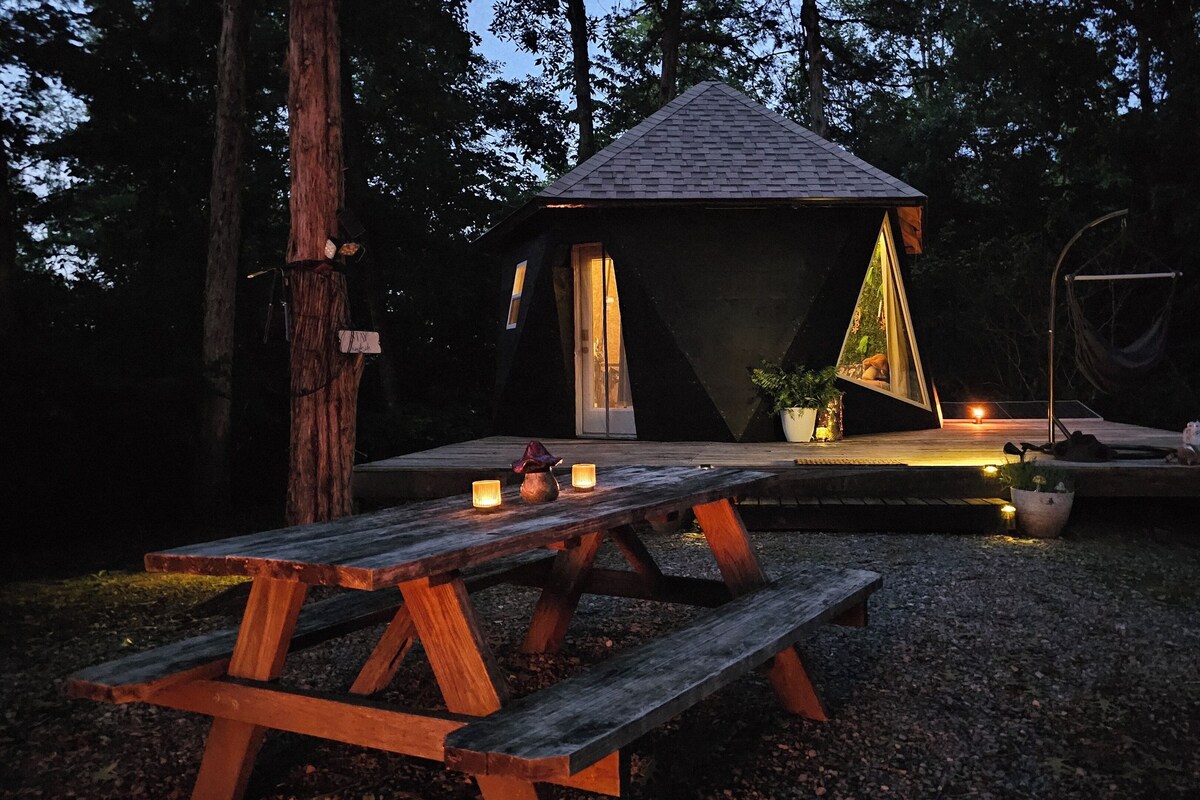 Panoramic Cabin, 1 Bedroom, Kitchenette, Mountain View | Individually decorated, individually furnished, bed sheets