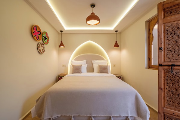 6 bedrooms, iron/ironing board, WiFi, bed sheets