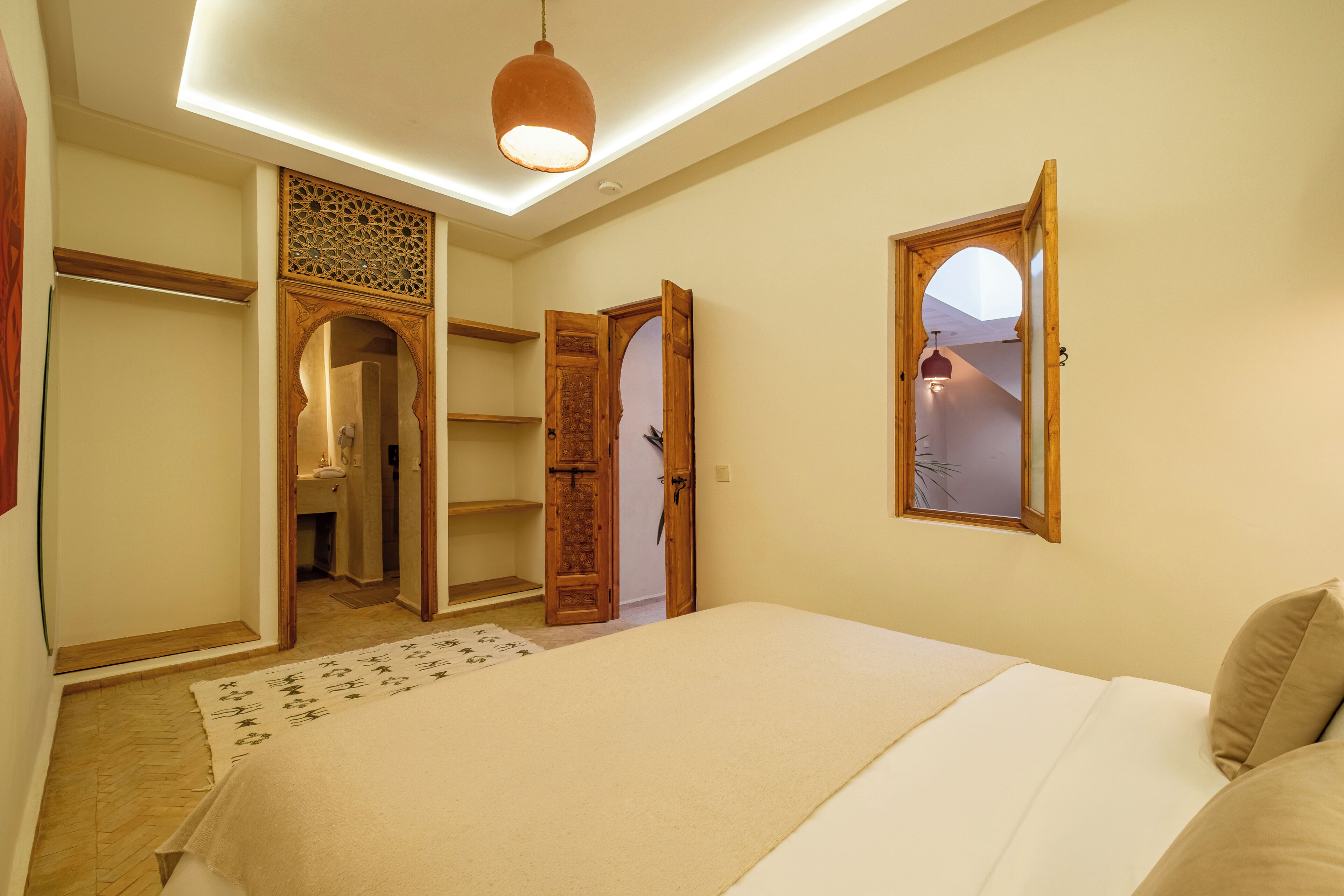 6 bedrooms, iron/ironing board, WiFi, bed sheets