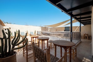 Outdoor dining - Spacious 6-bedroom riad in charming Marrakesh with A/C (Marrakesh)