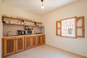 Private kitchen - Spacious 6-bedroom riad in charming Marrakesh with A/C (Marrakesh)