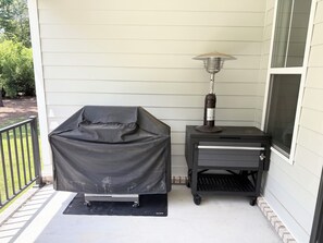 Un espace extérieur abrité avec un barbecue et un chauffage mobile.