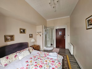 Room - Perfect 1-bedroom, Shower inside room with free onsite parking. (Aberdeen)