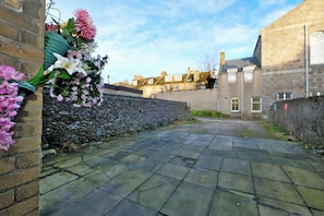 Property grounds - Perfect 1-bedroom, Shower inside room with free onsite parking. (Aberdeen)