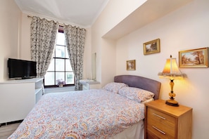 Room - Perfect 1-bedroom, Shower inside room with free onsite parking. (Aberdeen)