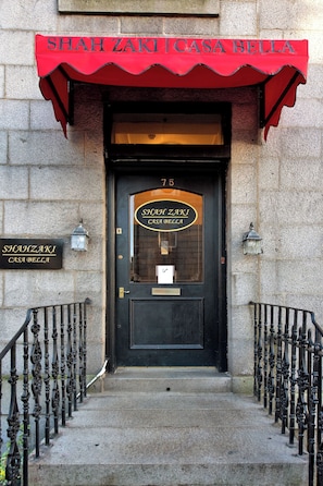 Exterior detail - Perfect 1-bedroom, Shower inside room with free onsite parking. (Aberdeen)