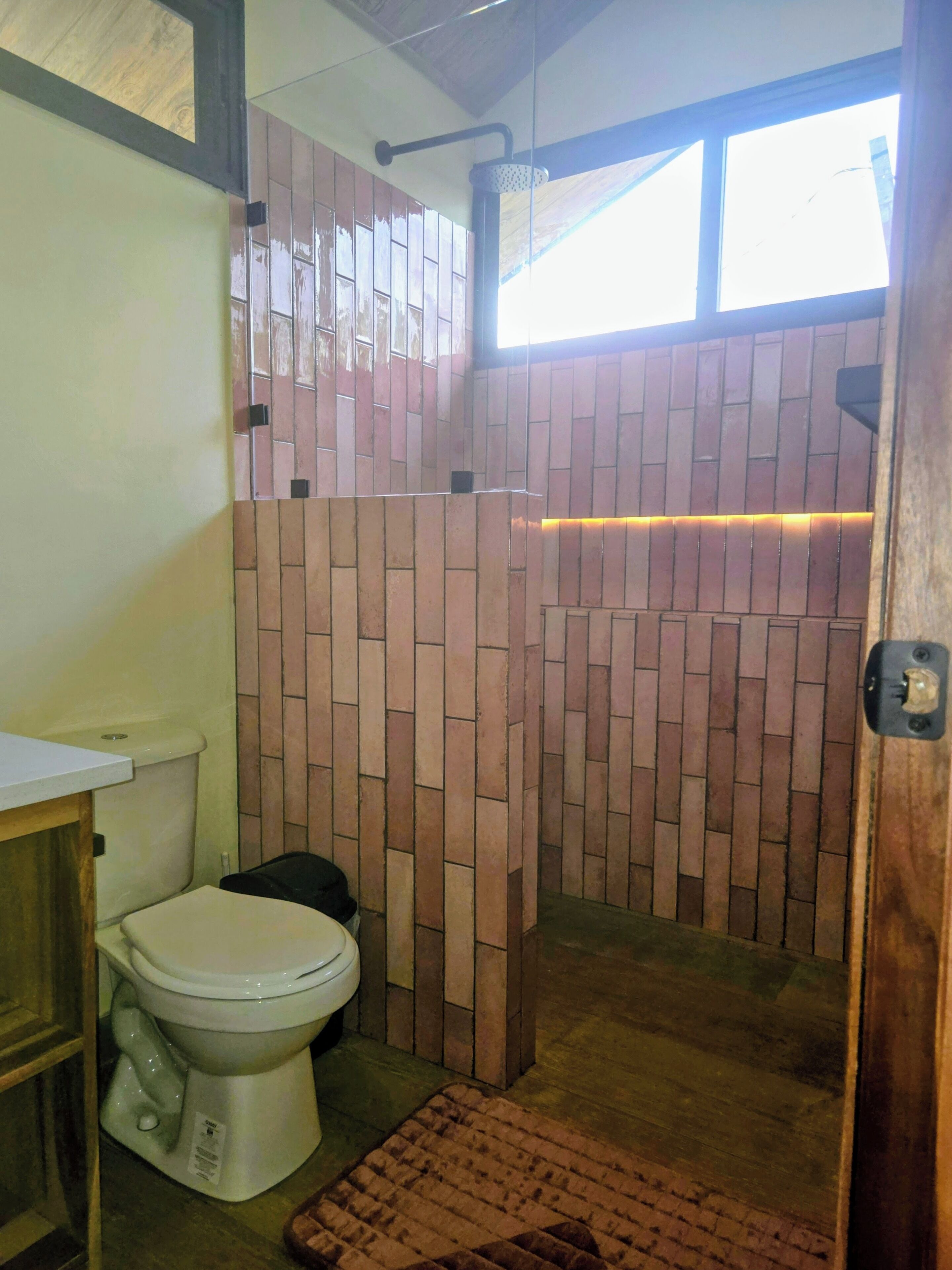 Regadera, toallas, jabón, papel de baño 