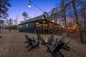 A cabin with a deck, outdoor seating, and a fire pit. - Hot Tub, Fire Pit, Ping Pong, Near Beavers Bend (Broken Bow)