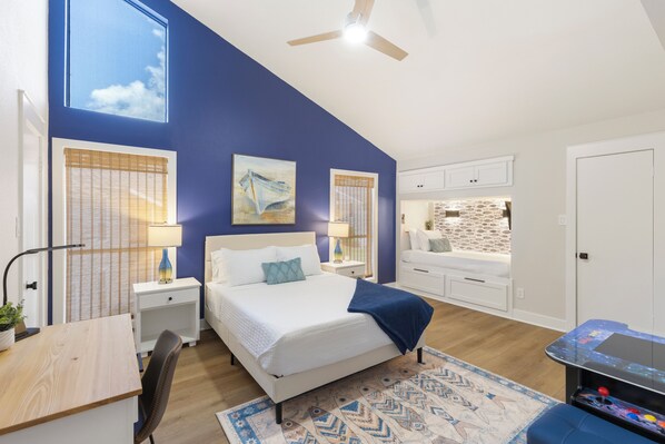 2 bedrooms, desk, iron/ironing board, WiFi