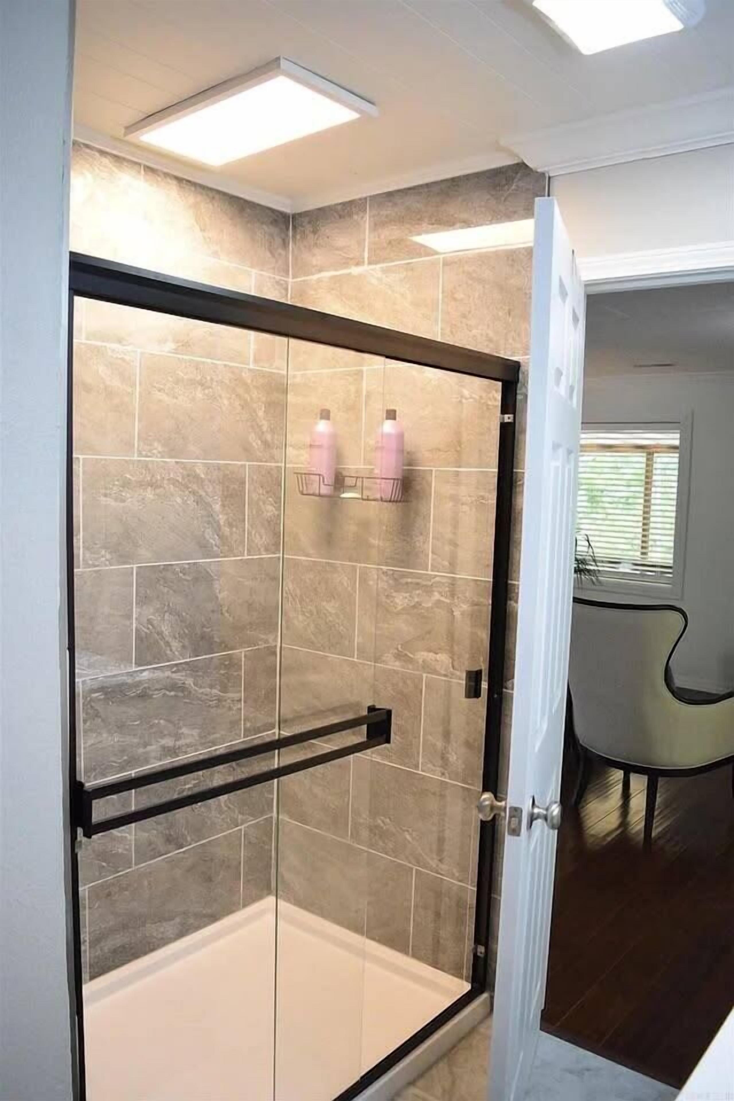 Dusche, Haartrockner, Bidet, Handtücher
