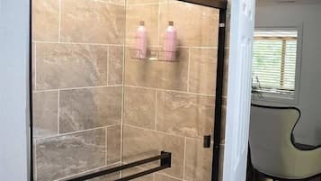 Dusche, Haartrockner, Bidet, Handtücher