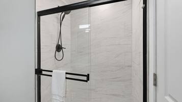 Dusche, Haartrockner, Bidet, Handtücher