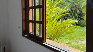 A room with a window overlooking a garden. - Cozy property for the whole family. 50km from São Paulo. (Caucaia do Alto)