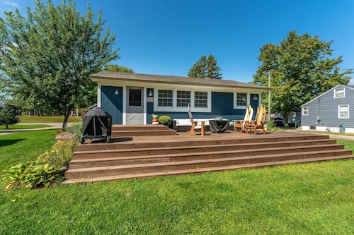 Cabin & Bunk House, Walk to Town, Private sandy beach