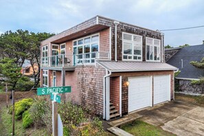 Ein zweistöckiges Haus mit Garage an der Kreuzung von S Pacific St und S Main Ave.