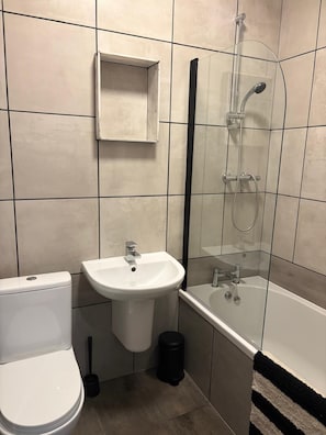 Sèche-cheveux, serviettes fournies, savon, papier toilette