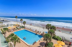 Una piscina techada, 2 piscinas al aire libre