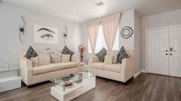 Smart TV, chimenea, libros y estéreo