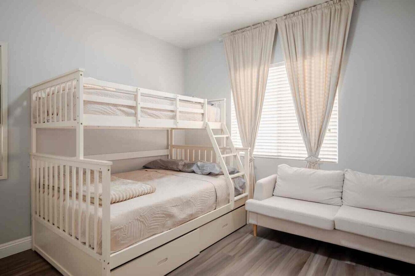 5 habitaciones, escritorio, tabla de planchar con plancha y wifi gratis 