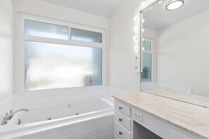 Serviettes fournies, savon, papier toilette