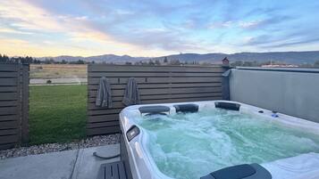 Un bain à remous avec vue sur les montagnes en arrière-plan.