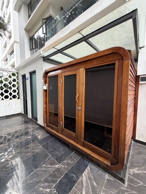 Ein modernes Gebäude mit einer großen Fensterfront aus Holzrahmen.