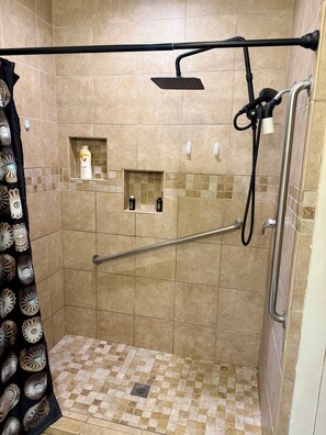 Shower, hair dryer, towels, soap - Stay Close to Everything  15 Min to Laughlin AFB (Del Rio)