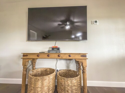 Brittleville Bunkhouse: Peaceful Country Getaway